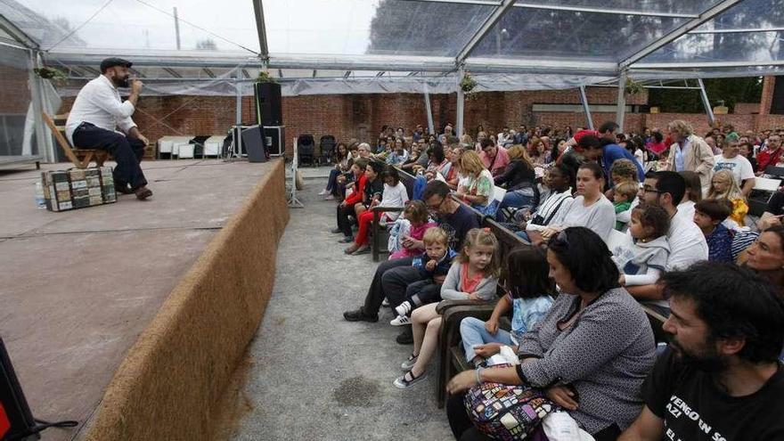 David Acera, en su cuentacuentos del Jardín Botánico.