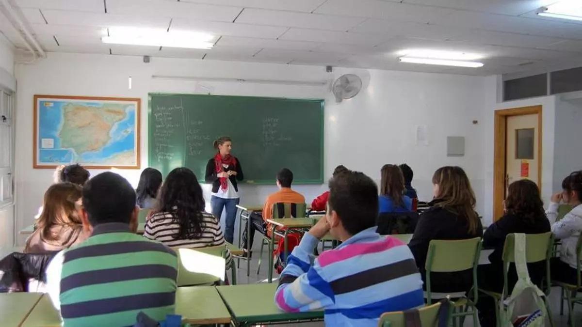 Una docente imparte clase a los alumnos de Secundaria.