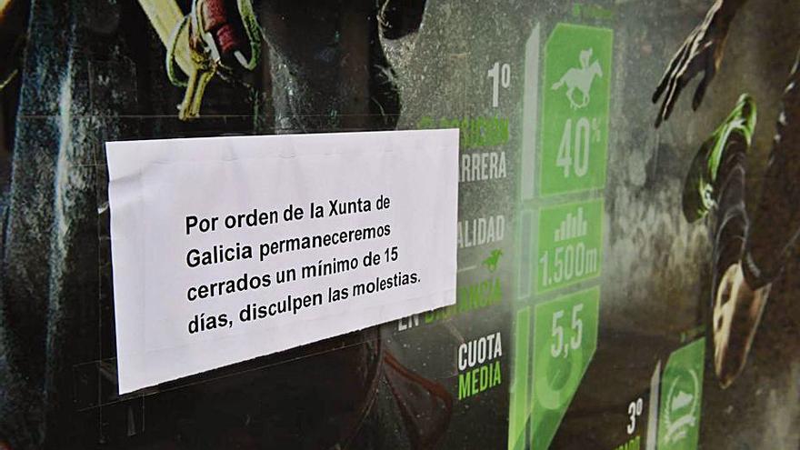 Un cartel para avisar del cierre de un local por el COVID.   | // VÍCTOR ECHAVE