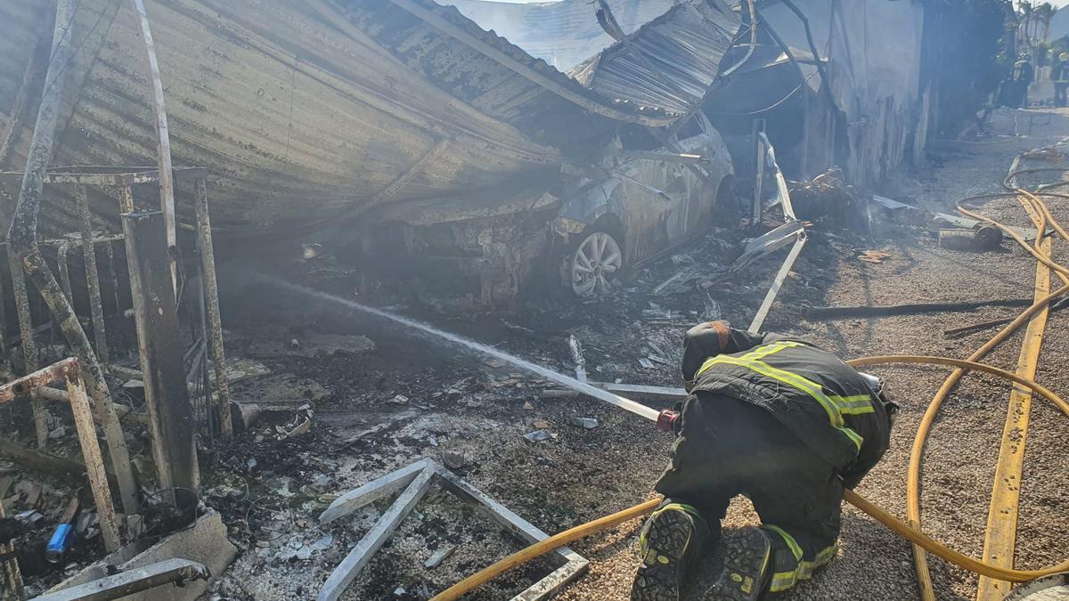 Un bombero durante las labores de extinción en el camping de La Manga.