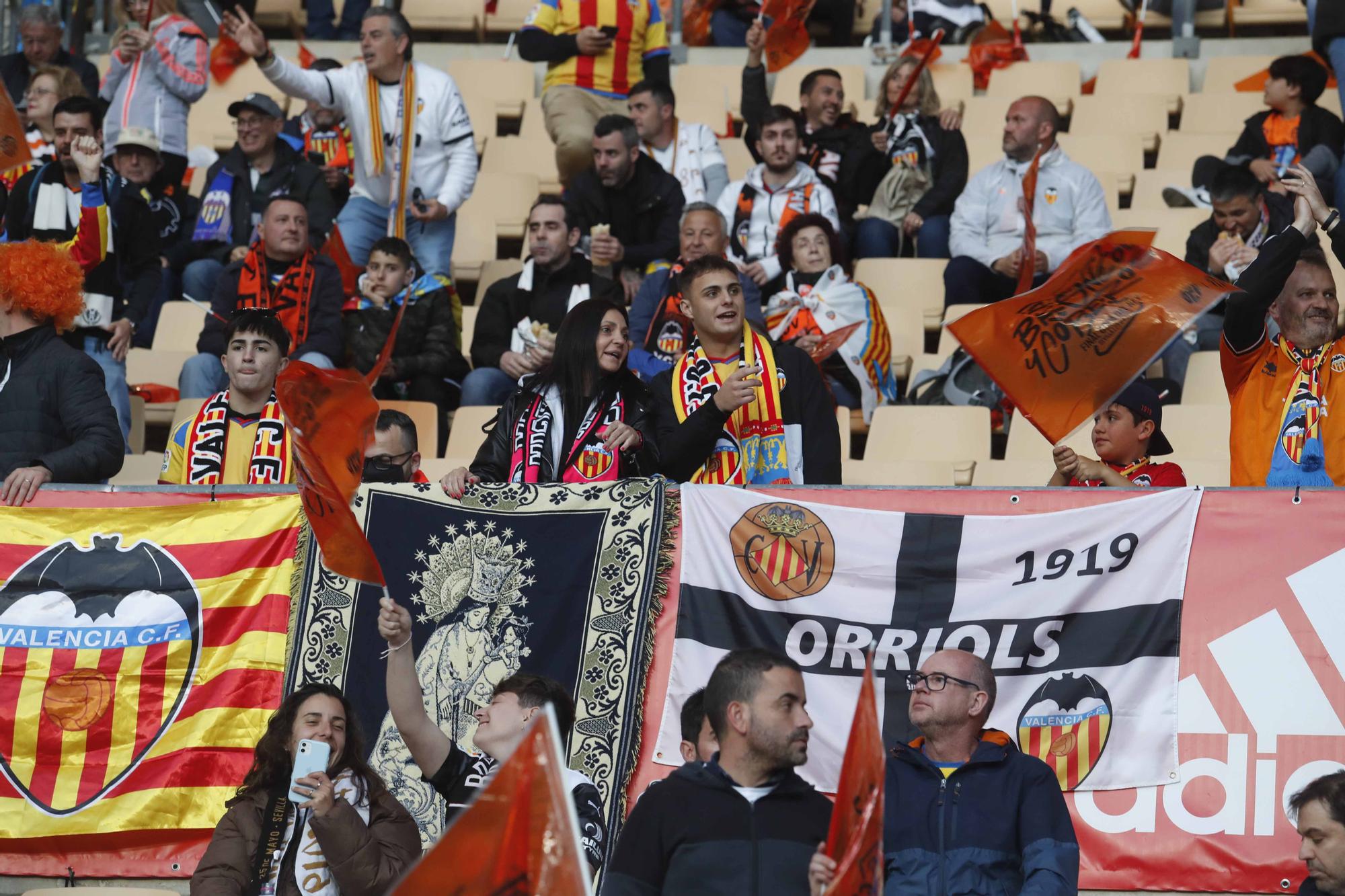 La afición valencianista llena de color el estadio de La cartuja