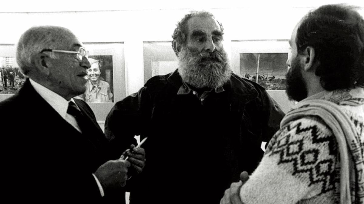 D’esquerra a dreta, Agustí Centelles, Carles Fontserè i Quim Bosch (copropietari de l’espai amb Ramon Panosa i Joan Comalat), conversant  a la galeria Spectrum l’any 1982