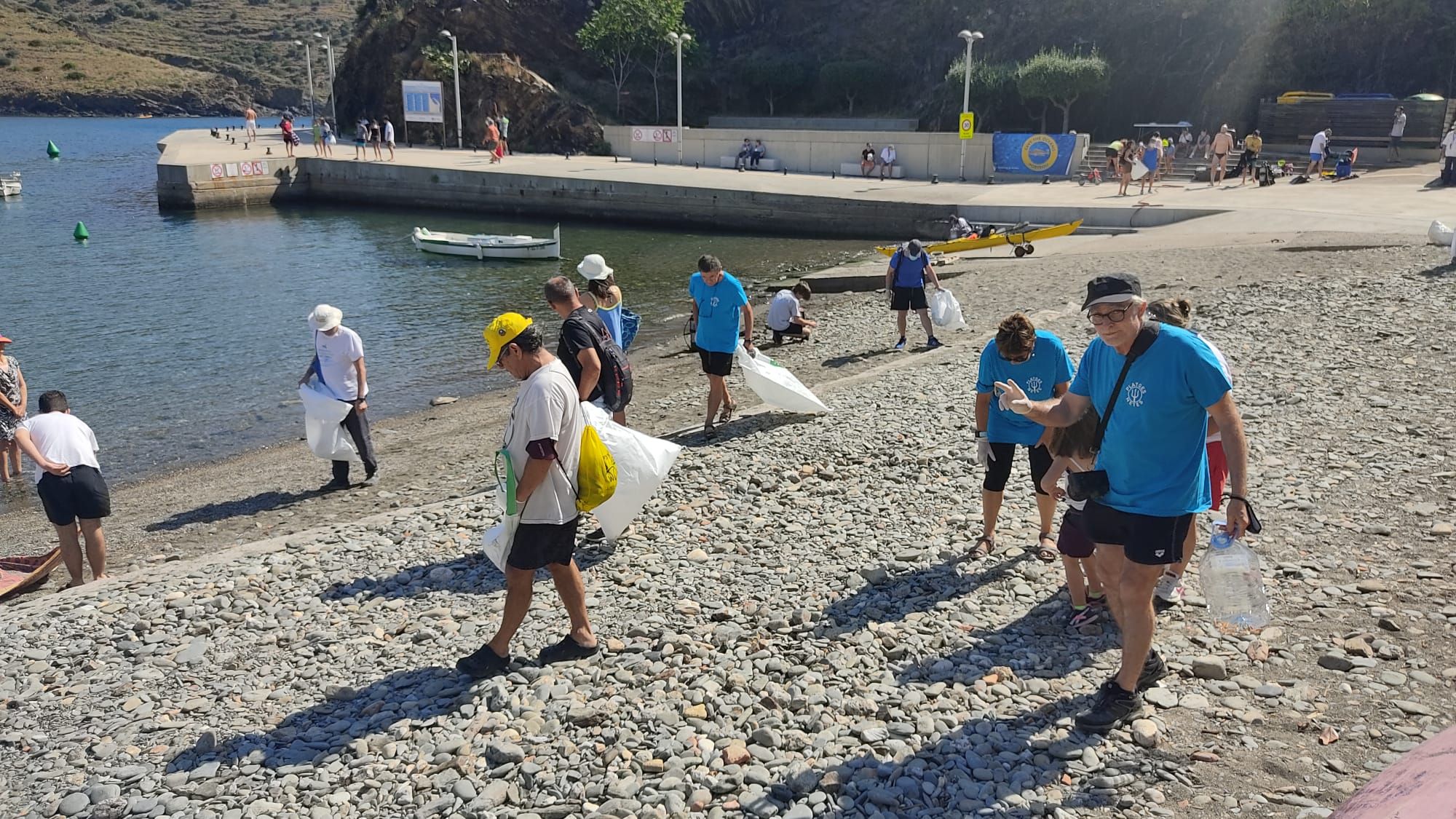 La neteja per terra i mar de la platja de Portbou recull 275 kg de brossa