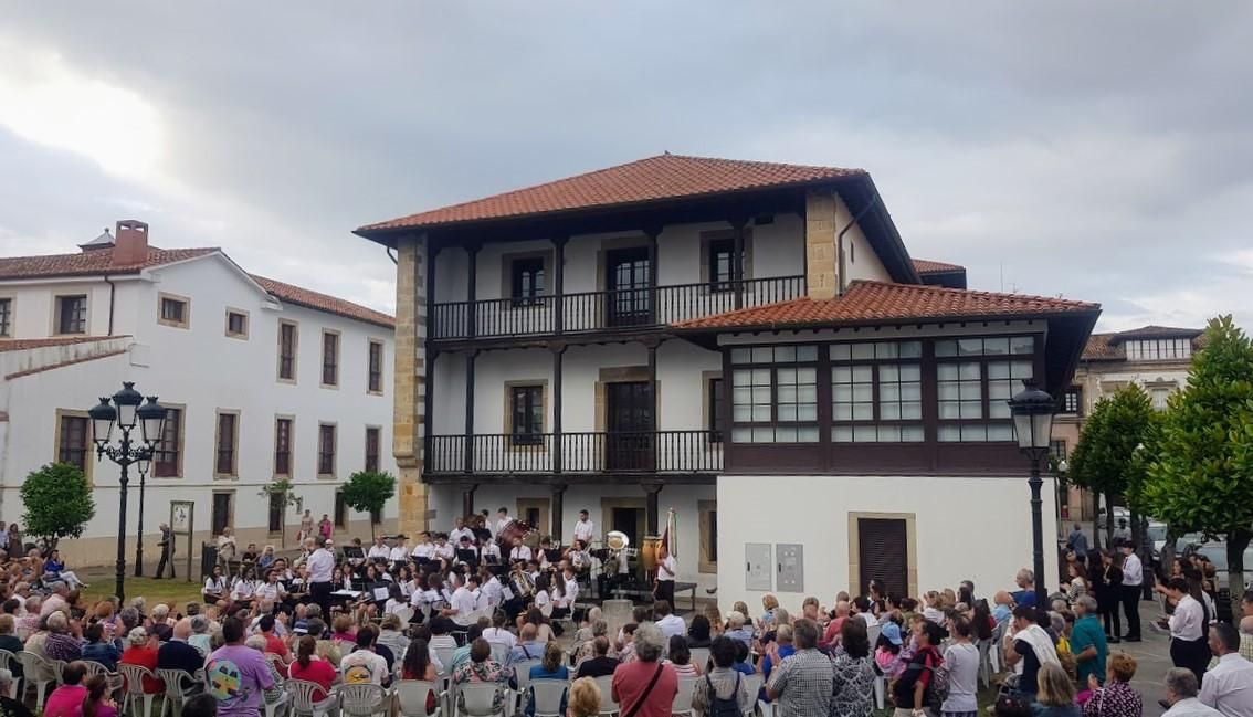 El Festival de Música toma las calles de Villaviciosa y llena el jardín de la Casa de los Hevia