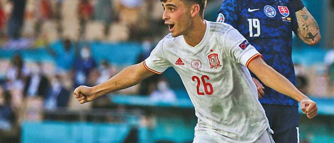 El elegido mejor jugador joven de la Eurocopa celebra un gol contra Eslovaquia.