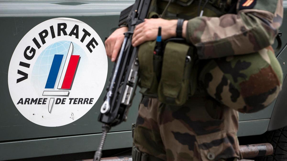 Un militar de la fuerza antiterrorista Sentinelle, durante un despliegue en las afueras de París en 2016.