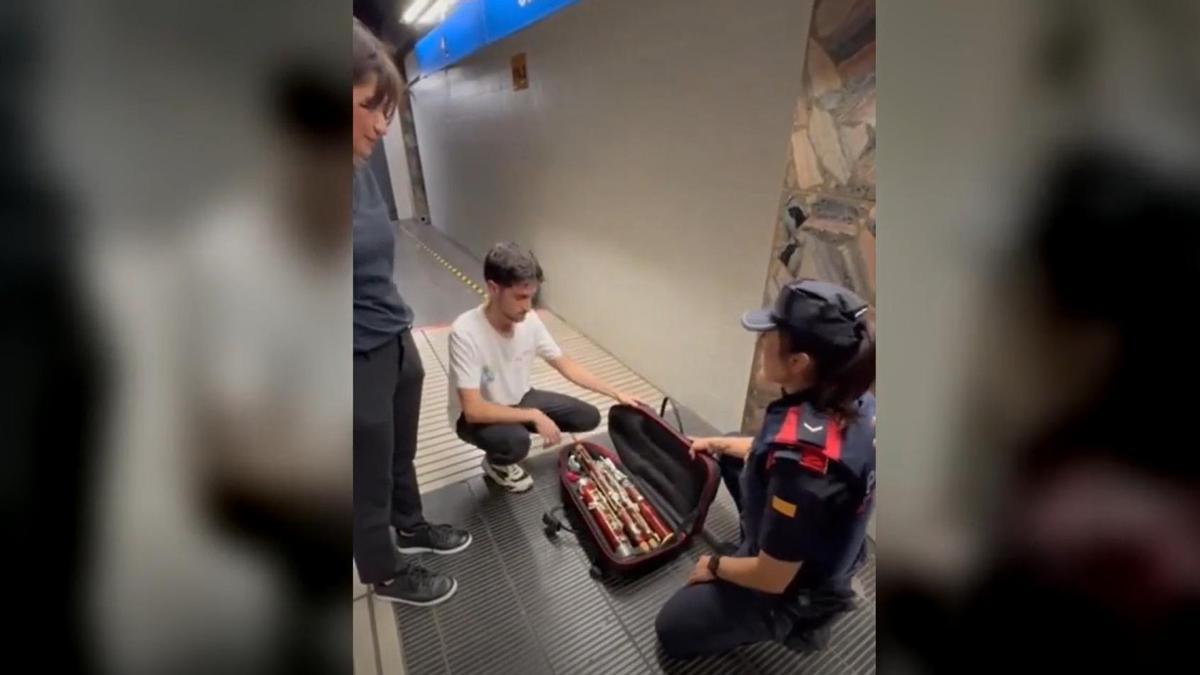 El joven recupera el fagot en el metro.