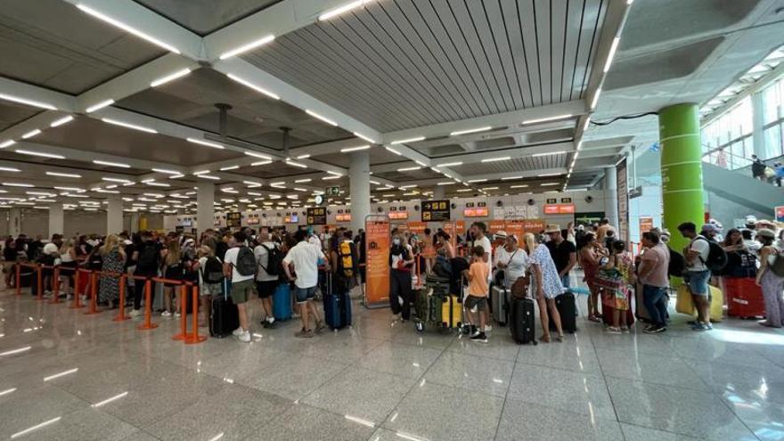 Pasajeros en los mostradores de easyJeten el el aeropuerto de Palma.| R. SANZ