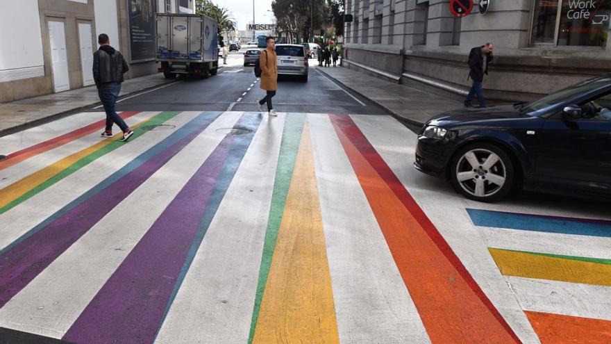 Un coche y peatones sobre el paso peatonal con la bandera LGBTI. |   // VÍCTOR ECHAVE