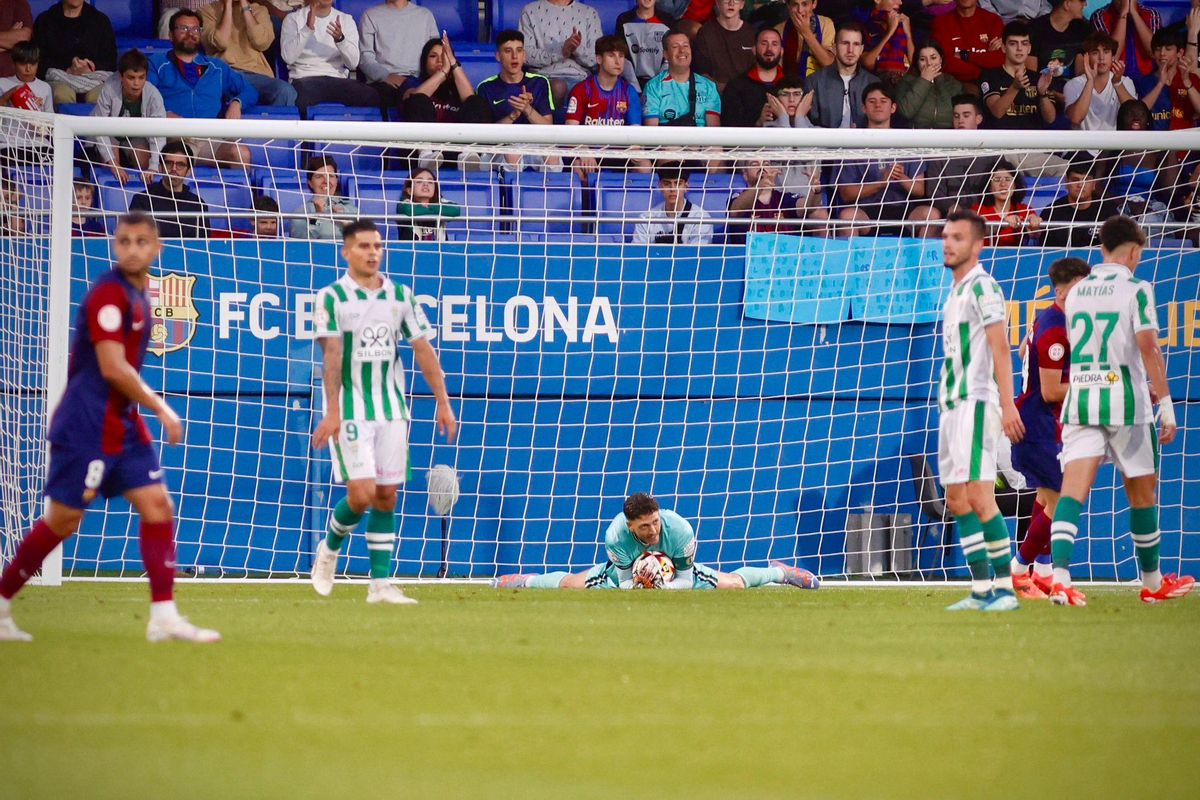 Carlos Marín atrapa un balón durante el encuentro entre el Córdoba CF y el Barcelona Atlétic en el Johan Cruyff.