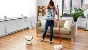 FOTO BAJADA DE 123RF EL 13 DE JULIO DEL 2022. REKURSO. MUJER, ASISTENTA, JOVEN, LIMPIADORA, LIMPIANDO EN UNA CASA. LIMPIEZA, LIMPIAR people, housework and housekeeping concept - happy asian woman or housewife with mop cleaning floor at home. FOTO DE lev dolgachov / 123RF