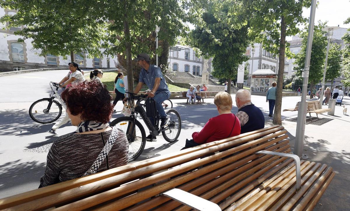 Vecinos de Pontevedra en la zona del Hospital Provincial. | GUSTAVO SANTOS