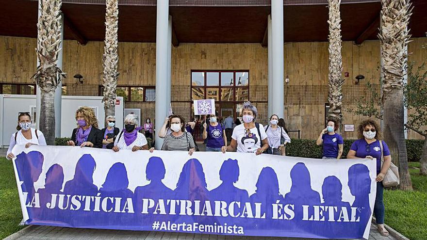 Protesta ante el juzgado de Torrent por la resolución inicial.F. BUSTAMANTE