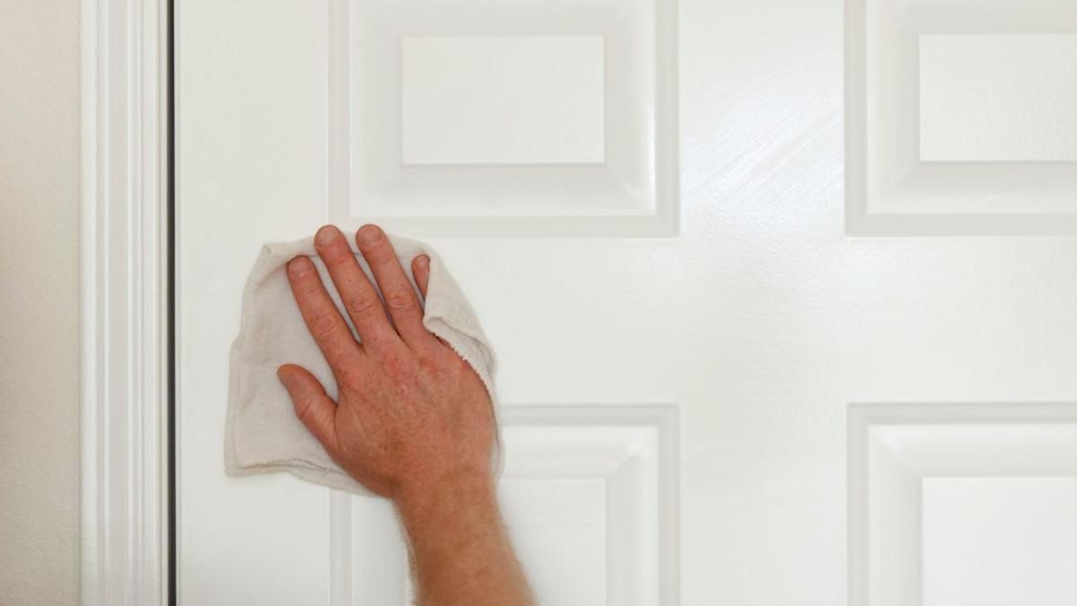 Limpieza de puertas blancas.