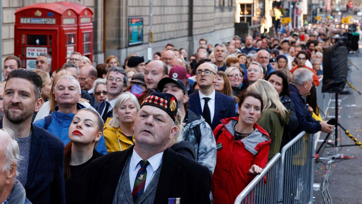 Largas colas en Edimburgo para despedir a la reina Isabel