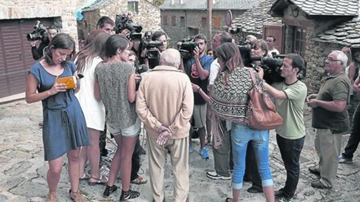Jordi Pujol (de espaldas) atiende a la prensa el pasado 7 de agosto en Queralbs (Ripollès).