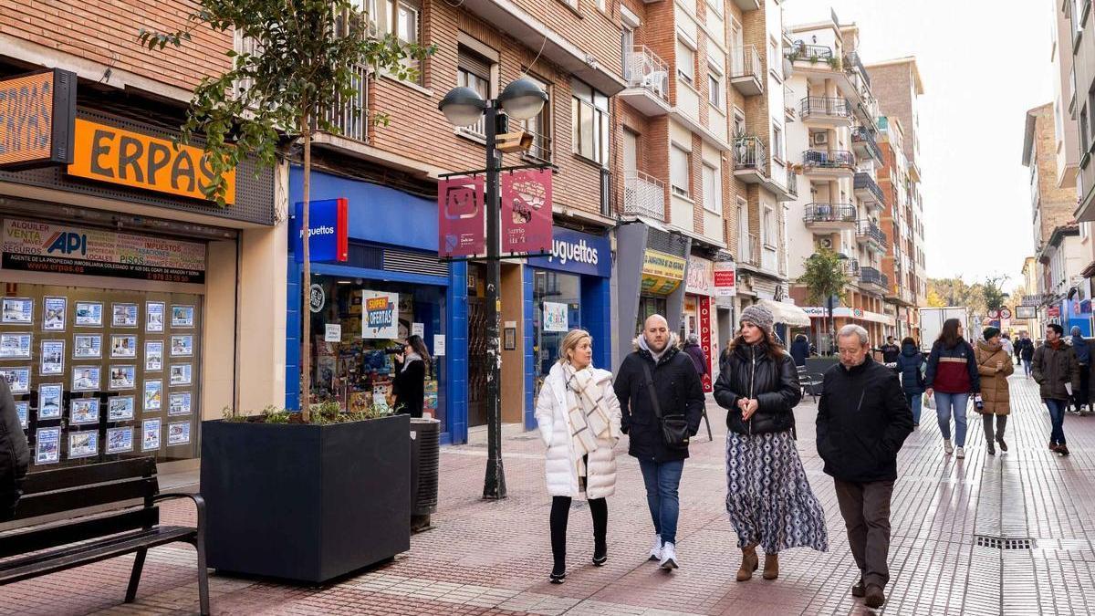 La concejala de Economía, Carmen Herrarte, en la calle Delicias de Zaragoza.