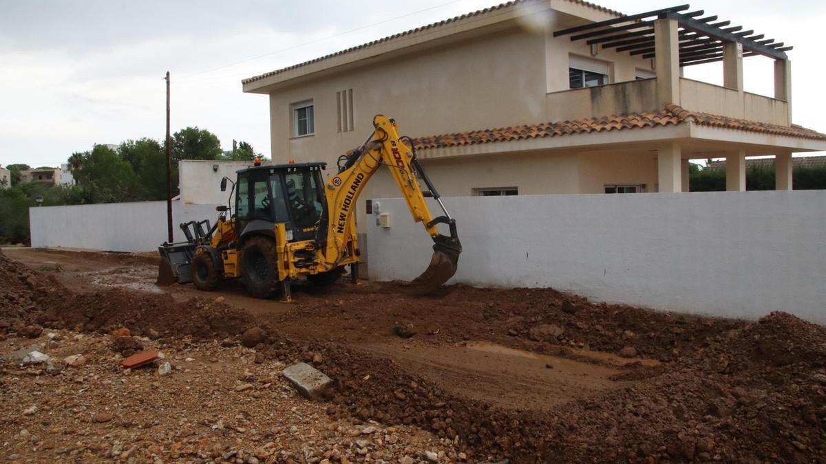 Actuación de una excavadora en una urbanización de Alcanar (Montsià), en una imagen de archivo.