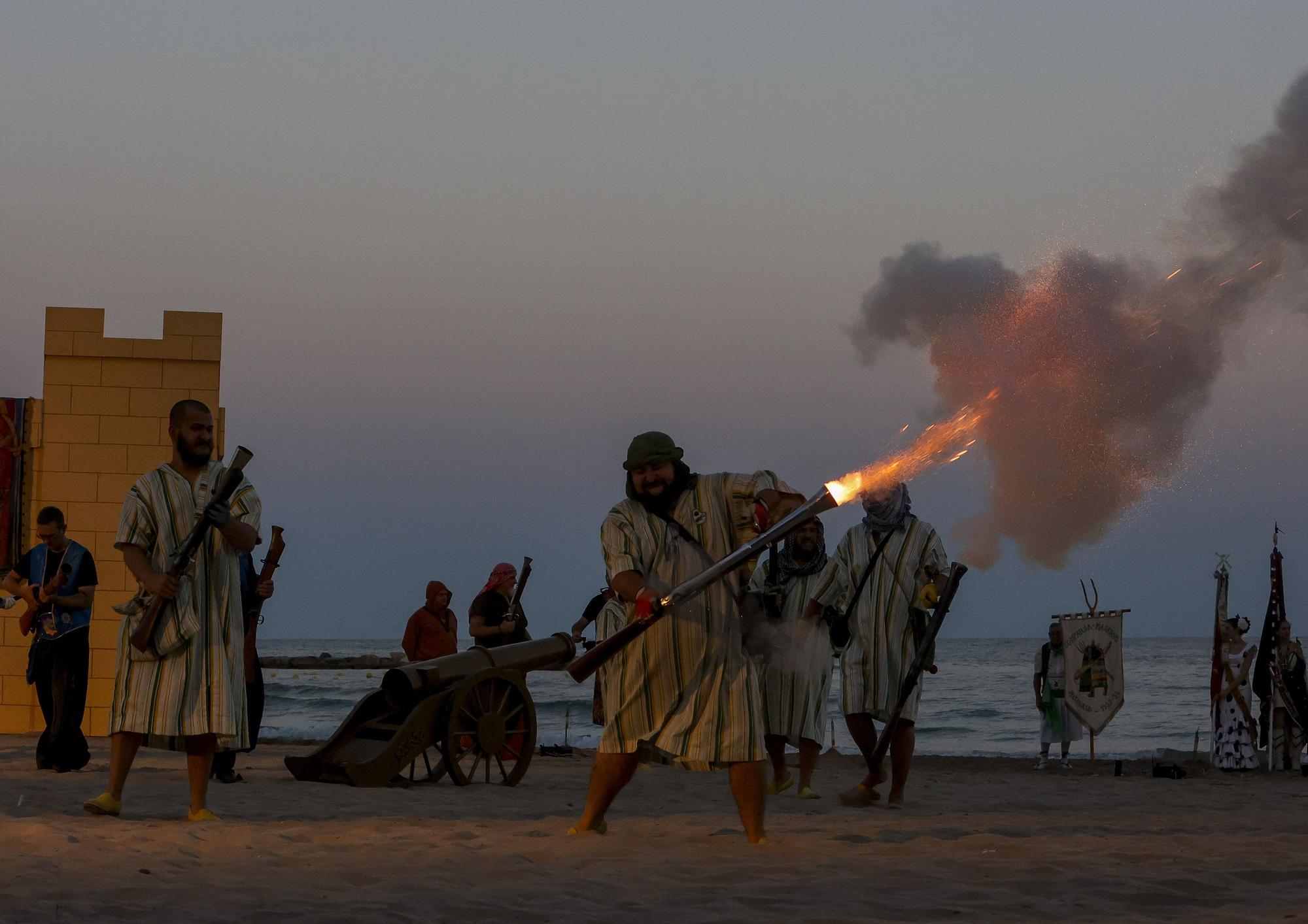 Representación de una batalla medieval en la playa del Postiguet de Alicante