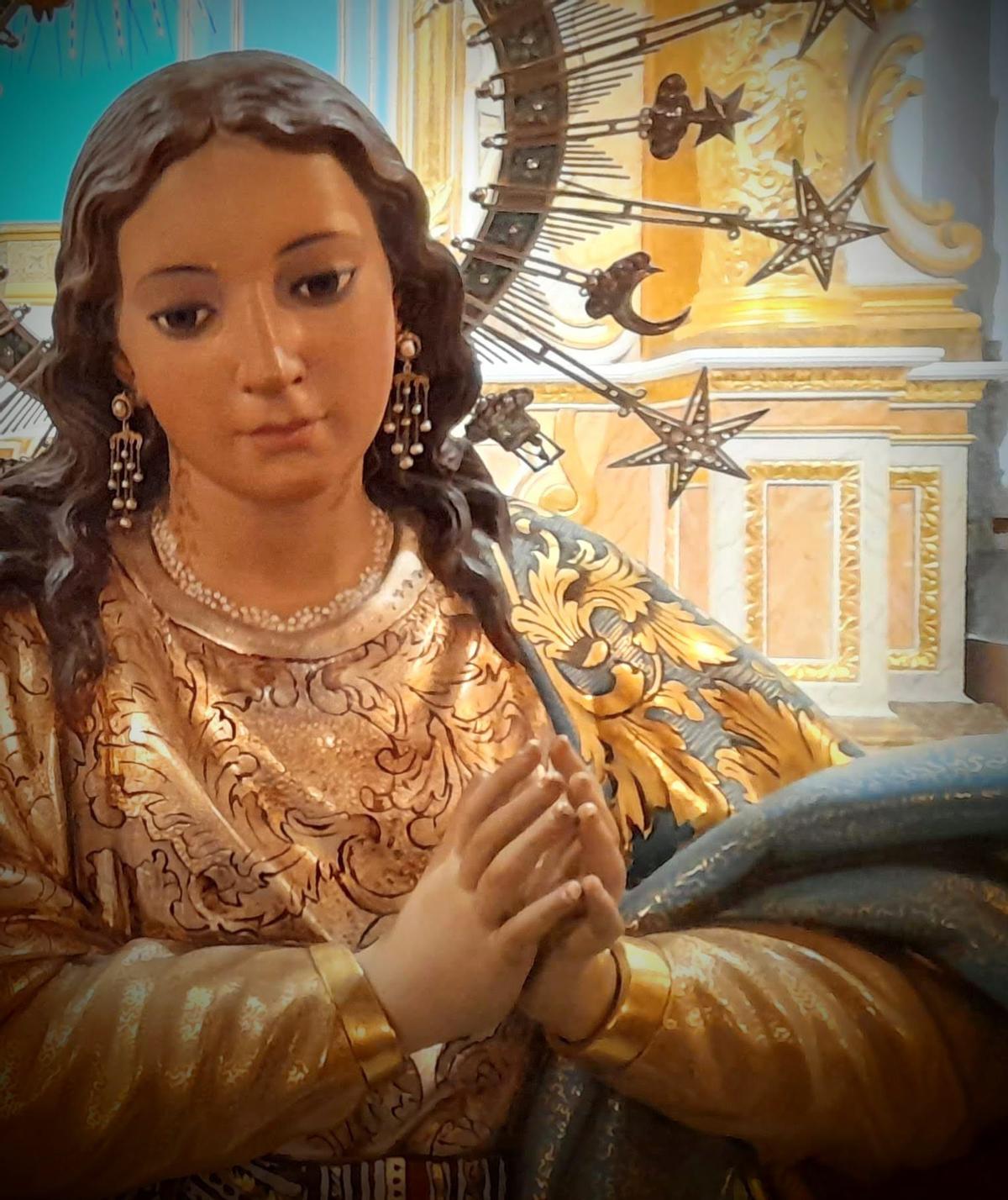 La imagen de la Inmaculada con los pendientes robados, que pertenecieron a la joven de la Vilavella, Rosita Huesa Monlleó.