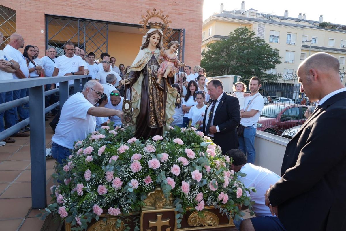 La Virgen del Carmen sale de la parroquia San Juan de Dios, esta tarde, junto a los feligreses.