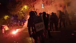 La protesta más multitudinaria ante la sede del PSOE se cierra con incidentes aislados y carga policial