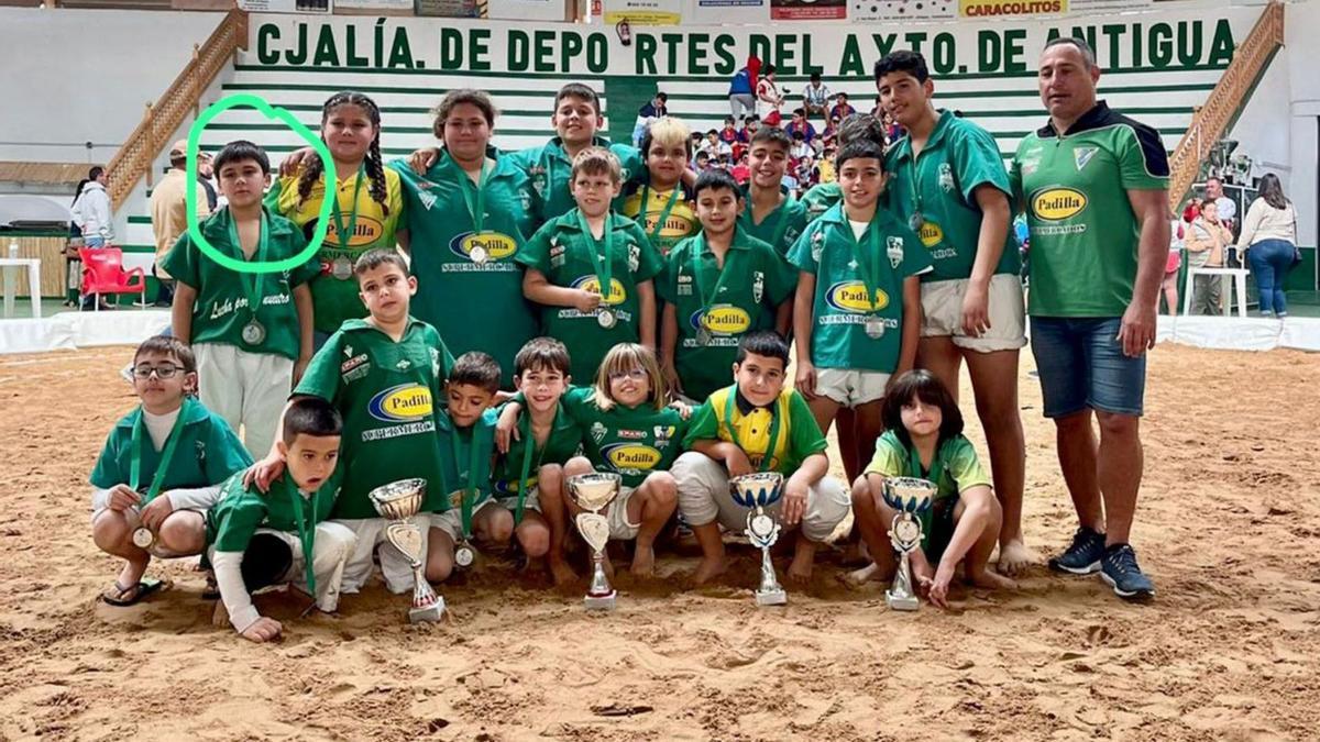 El equipo de Las Escuelitas del CL Maxorata tras ganar varios trofeos. Con un círculo, el niño Rodrigo Cabrera González.