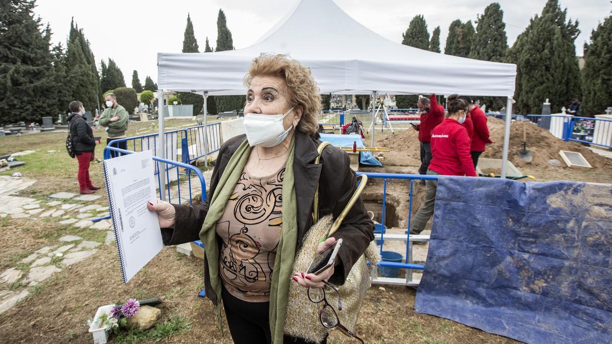 La presidenta de una Asociación de Bebés Robados acude al cementerio tras el descubrimiento de una caja vacía en la fosa donde se busca a los fusilados del franquismo