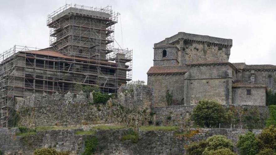 El castillo de Monterrei en fase de rehabilitación cuya explotacion para fines públicos defienden los vecinos. / Brais Lorenzo