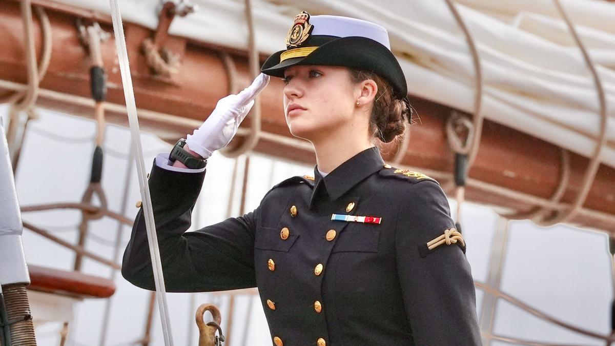 Imagen de la princesa de Asturias, Leonor de Borbón y Ortiz, embarcando en el buque escuela de la Armada española Juan Sebastián de Elcano para iniciar la travesía del 97 crucero de instrucción, el pasado 11 de enero en Cádiz. EFE/ Román Ríos. NO VENTAS ZONA EPA
