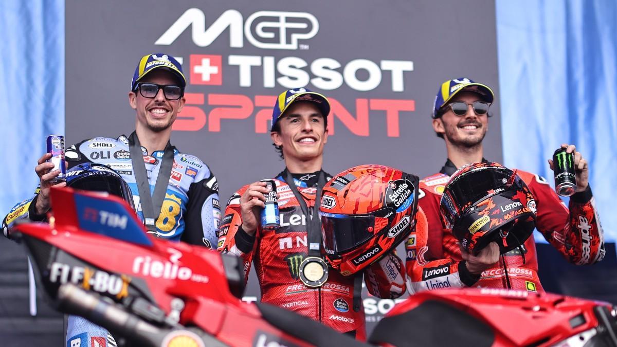 Pecco Bagnaia, en el podio de la sprint con Alex y Marc Márquez