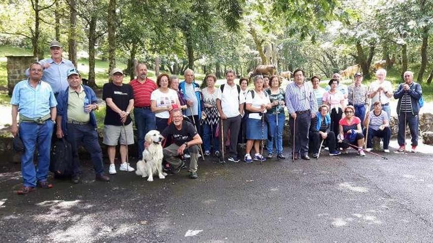 Foto de familia de los mayores riosellanos que participaron en la caminata por Piloña.