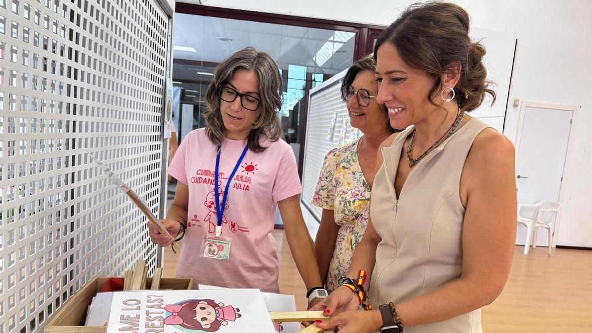 La alcaldesa, María Tormo, y la concejala de Bienestar Social, Eugenia Martinavarro, visitan la 'escoleta' de verano