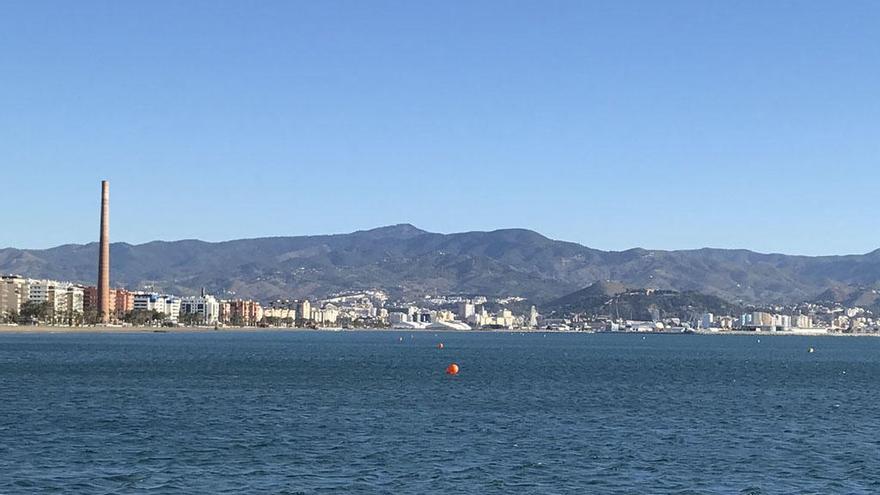 Una balizas naranjas delimitan el carril de nado.