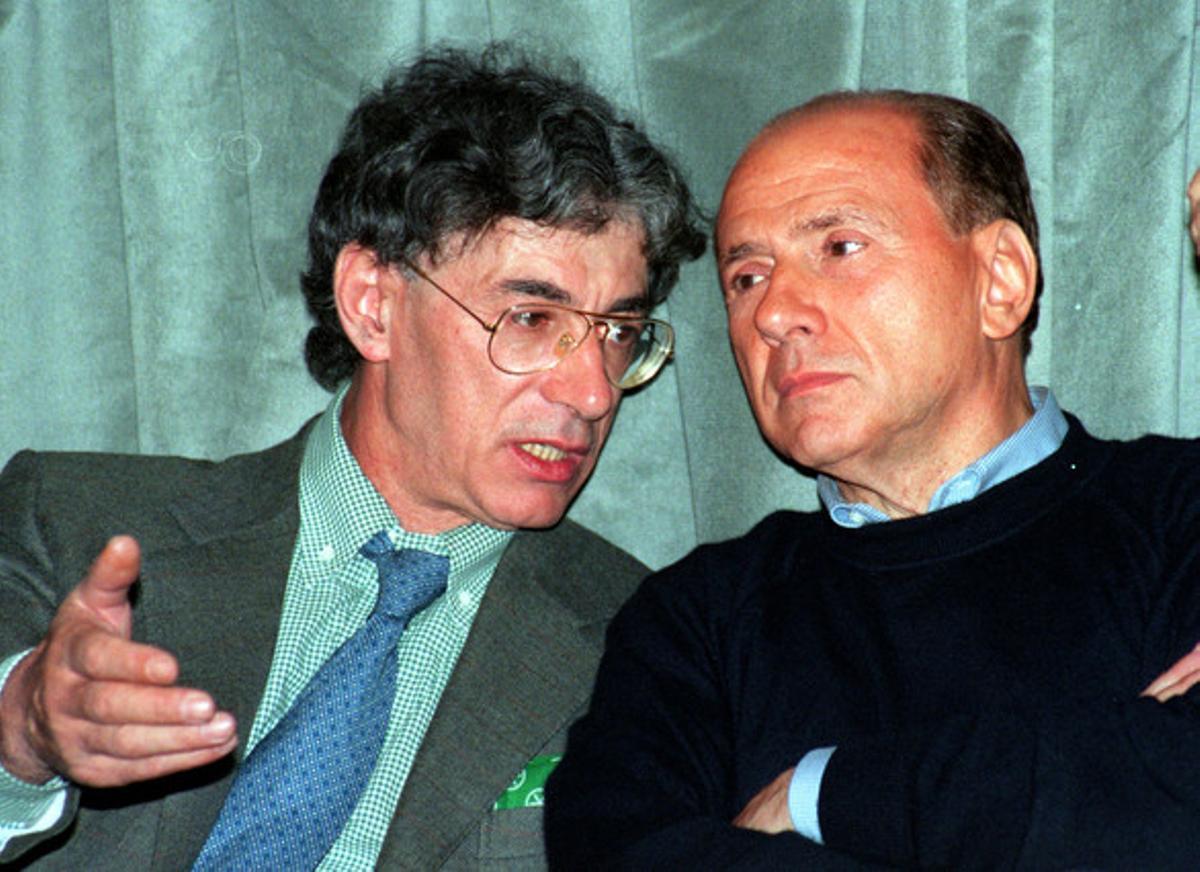 Silvio Berlusconi (dreta), amb el líder de la Lliga Nord, Umberto Bossi, l’abril del 2000. Silvio Berlusconi (dreta), amb el líder de la Lliga Nord, Umberto Bossi, l’abril del 2000.