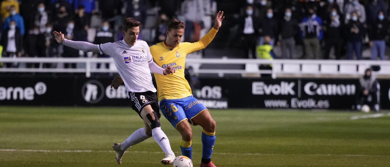 Eric Curbelo lucha por el balón junto a un jugador del Burgos, el lunes pasado en El Plantío.