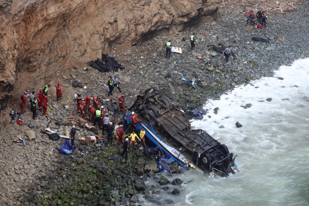 Un autobús cau per un barranc al Perú