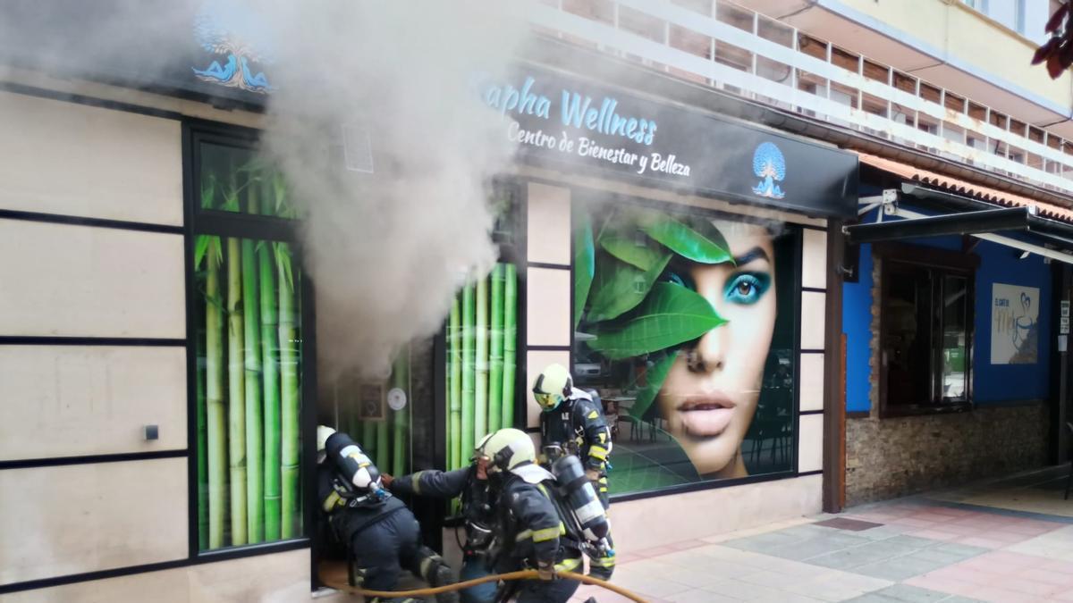 VÍDEO: Susto en La Felguera por el incendio en un centro de belleza