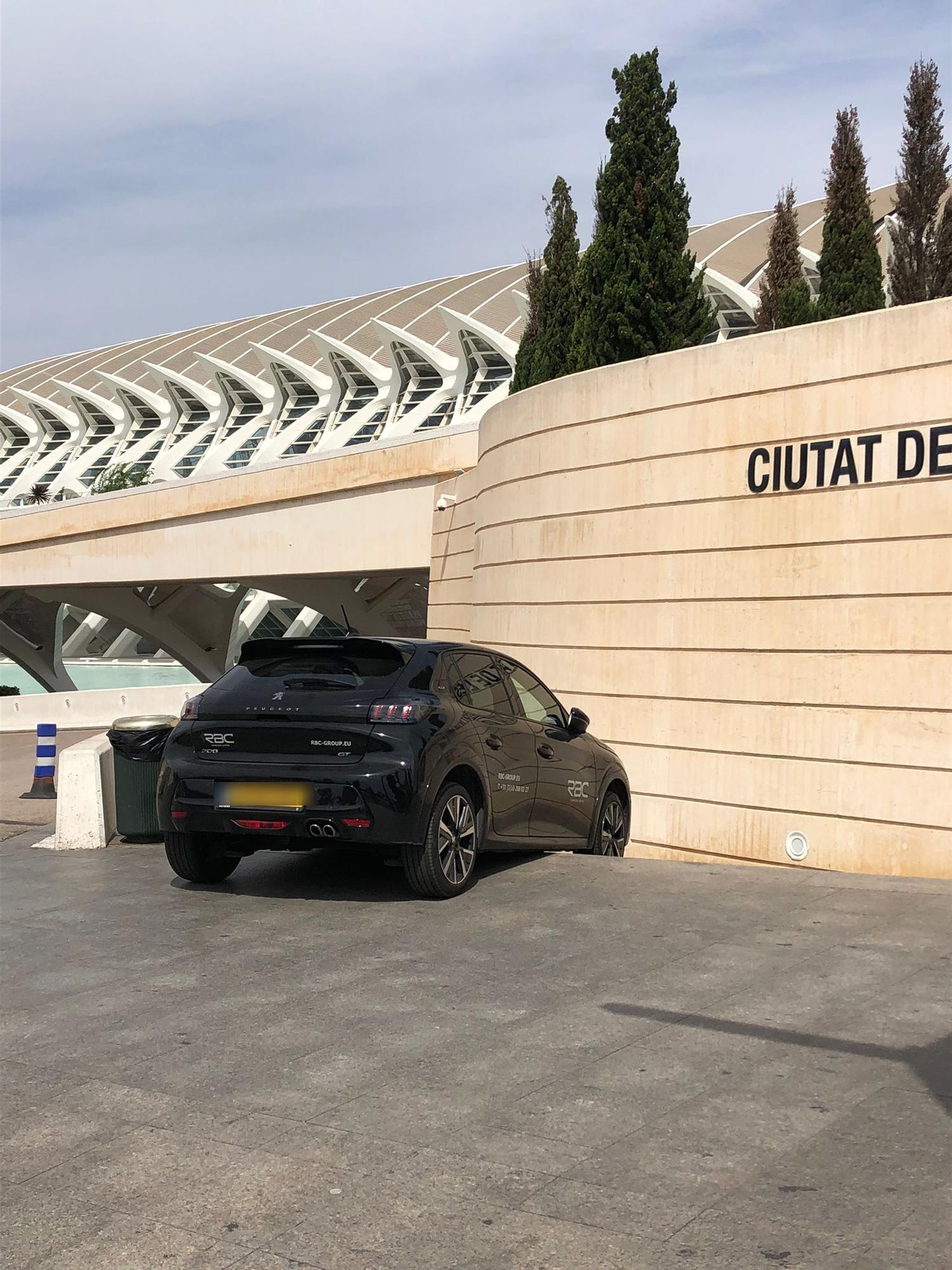 Un coche se sale de la vía y acaba atrapado en las escaleras de l'Umbracle