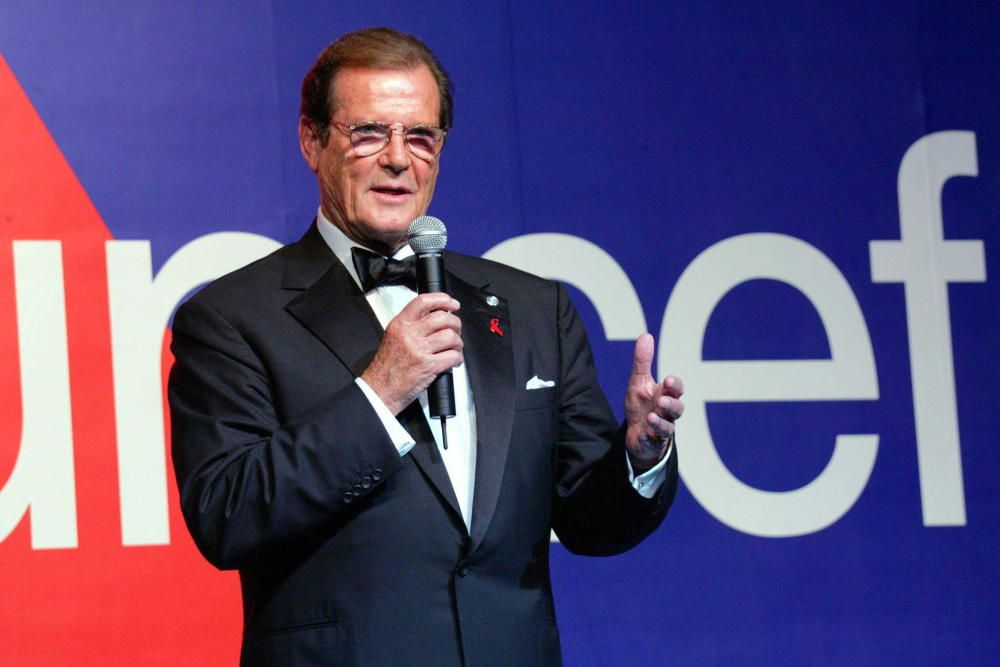 SIR ROGER MOORE OFFERING HIS THANKS TO EVENT ...
