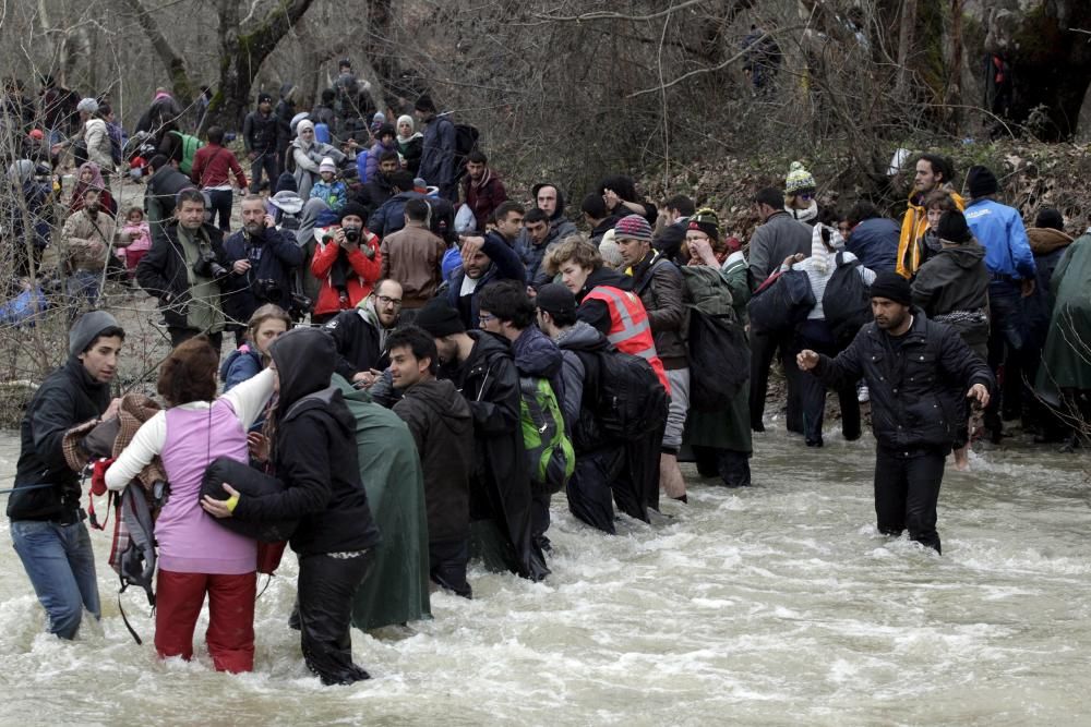 Miles de refugiados cruzan un río para acceder a Macedonia