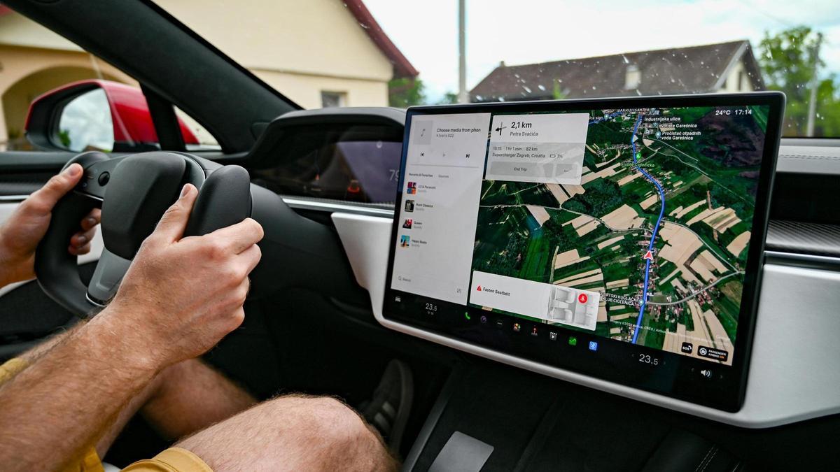 Un coche eléctrico que no tiene mandos o botones físicos, gestionando todo a través de la pantalla táctil central
