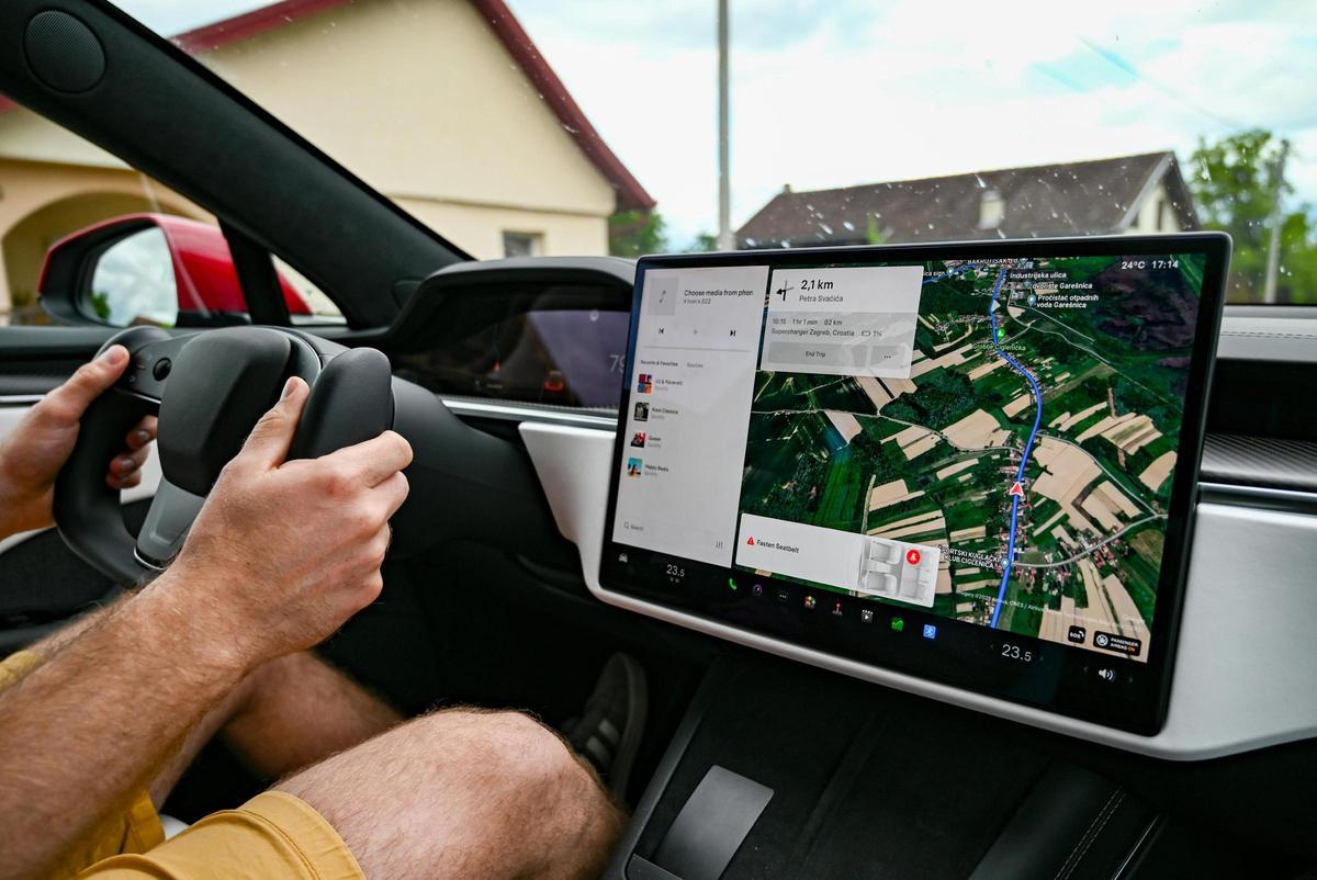 Un coche eléctrico que no tiene mandos o botones físicos, gestionando todo a través de la pantalla táctil central