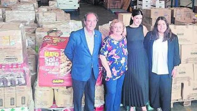 Desde la izquierda, Manuel Mora y Conchi Rey, en representación de los bancos de alimentos Balrial; Melisa Pagliaro, directora de Marketing y RSC de Gadisa retail, y Lucía Santos, coordinadora de Responsabilidad Social Corporativa. |   // CEDIDA