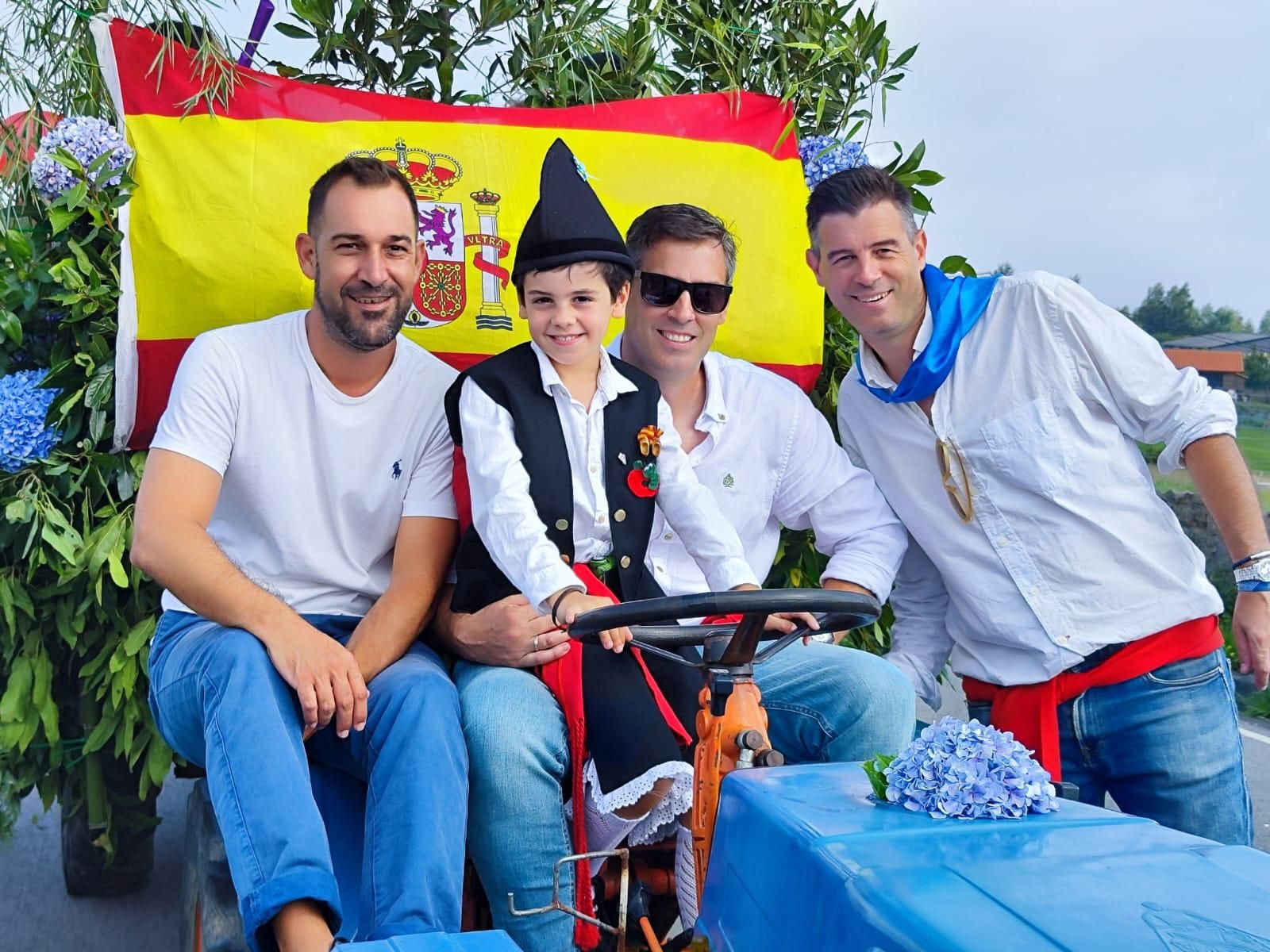 Quintueles, un derroche de color por San Bartolomé: así ha sido el desfile de carrozas