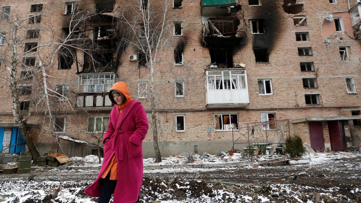 Una mujer camina frente a un edificio bombardeado en Volnovakha, en Donetsk.