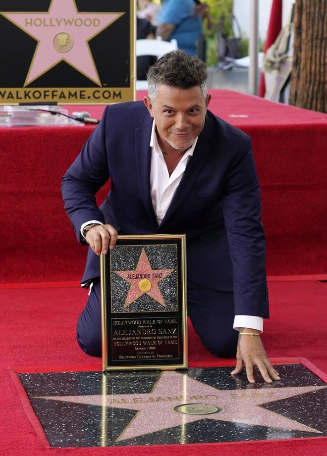 Alejandro Sanz con la estrella en el Paseo de la Fama de Hollywood