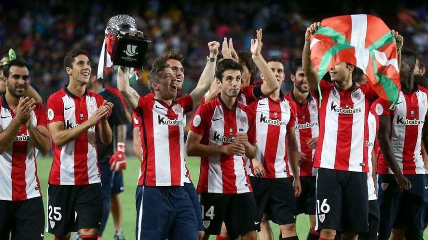 Los jugadores del Athletic festejan la Supercopa de España tras el partido de anoche en el Camp Nou.