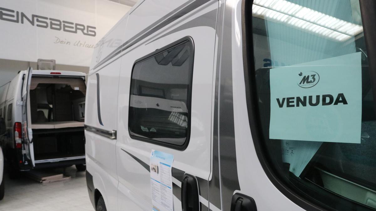 Detall d&#039;una autocaravana amb el cartell de &#039;venuda&#039;