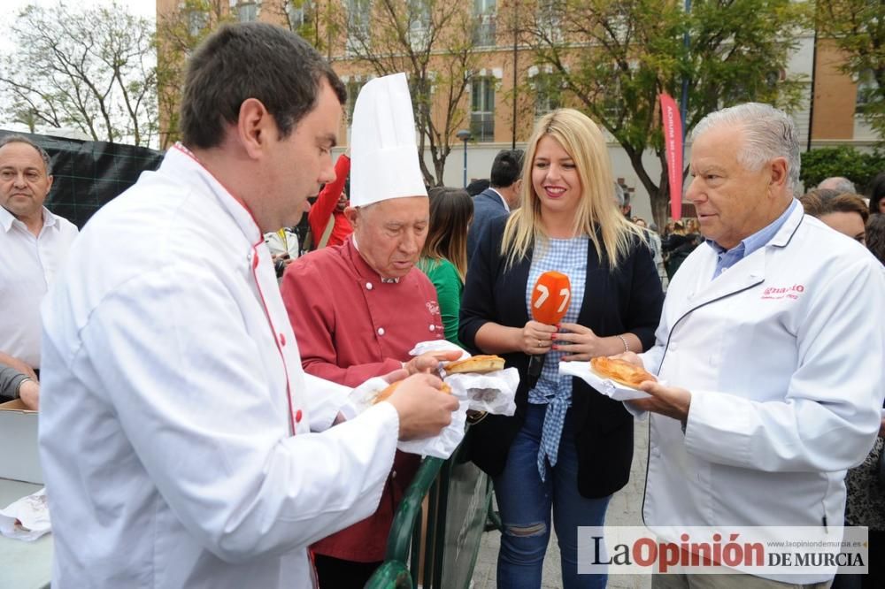 Reparto de pasteles de carne en el Cuartel de Arti